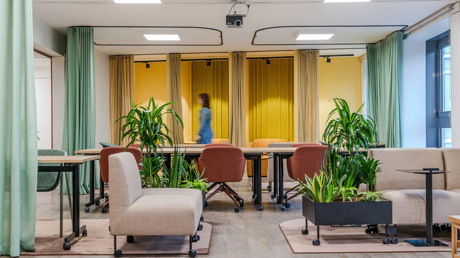 Vue d'ambiance des bureaux lillois de Centaure Avocats, matériaux naturels et tonalités chaudes.