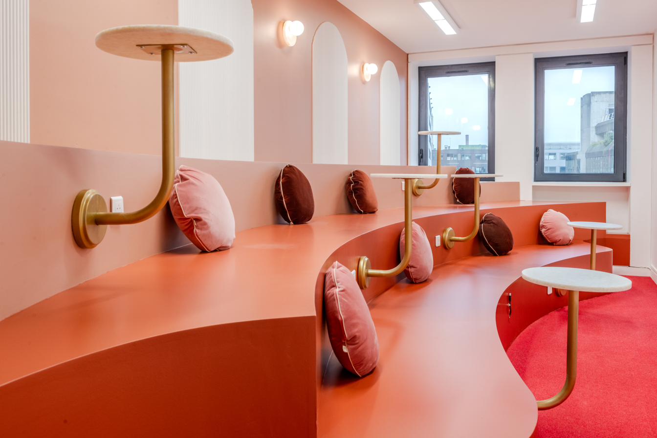 Salle Le Balcon : seconde salle de réunion des Ateliers Lill'loi, lumineuse et habillée sur mesure.